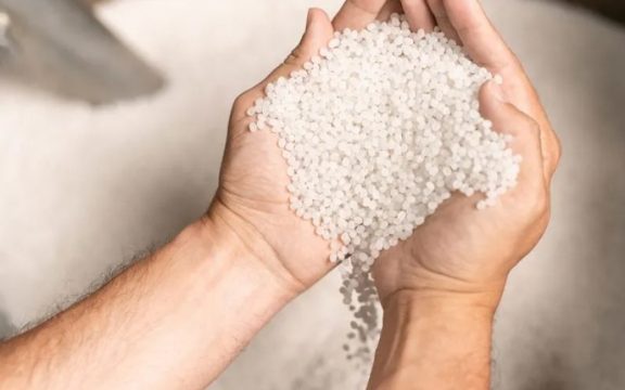 Granza plástica en envases alimentarios: qué es, tipos y criterios técnicos de selección